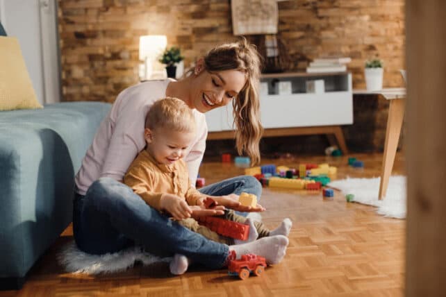 mamma e figlio che giocano in casa