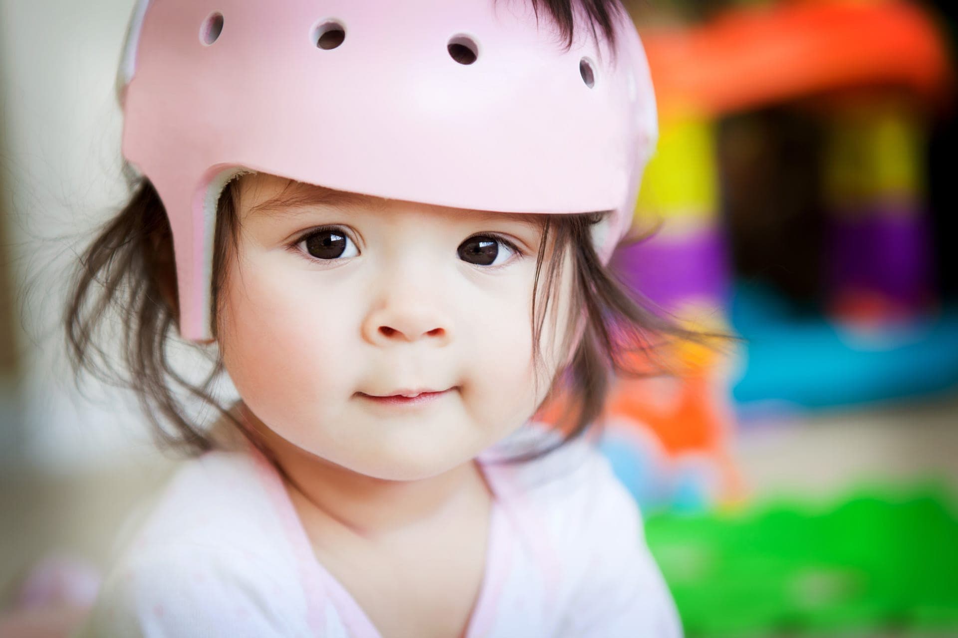 bambina con casco