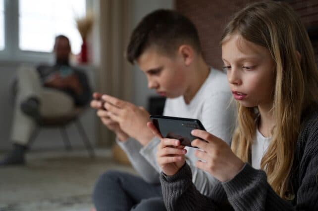 bambini che giocano allo smartphone