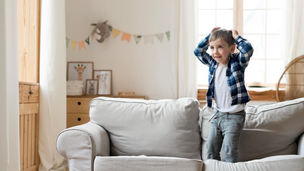 bambino che salta su divano