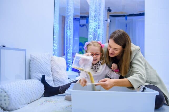 bambina e terapeuta nella stanza snoezelen