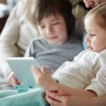 bambini che giocano con tablet