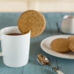 tazza da colazione con biscotti