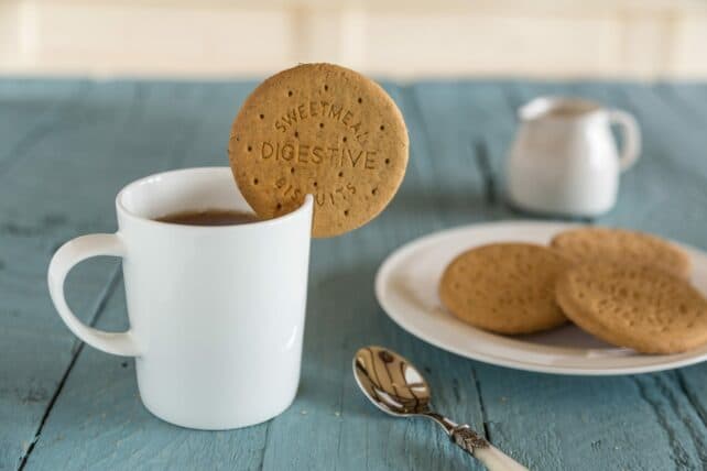 tazza da colazione con biscotti