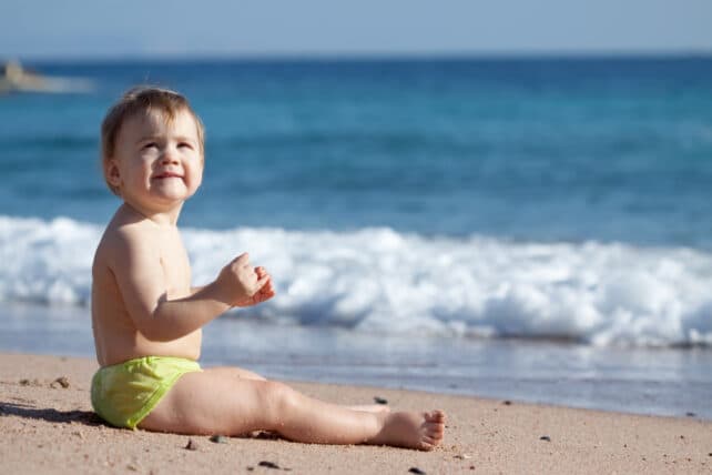 bambino piccolo in riva al mare