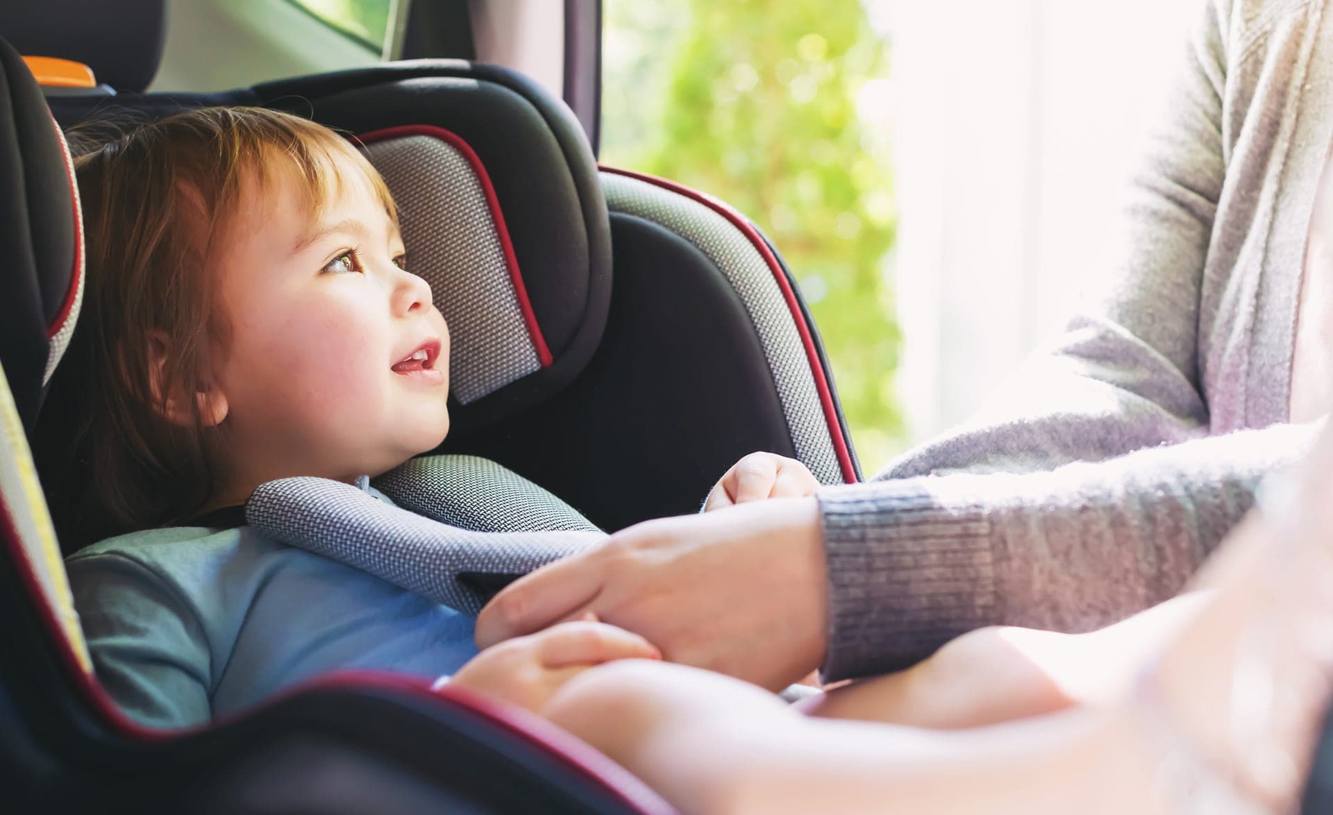 Bebè sul seggiolino dell'auto