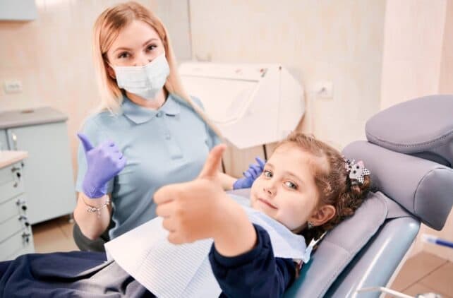 bambina nello studio del dentista