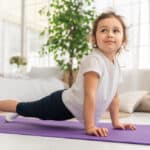 bambina che pratica yoga