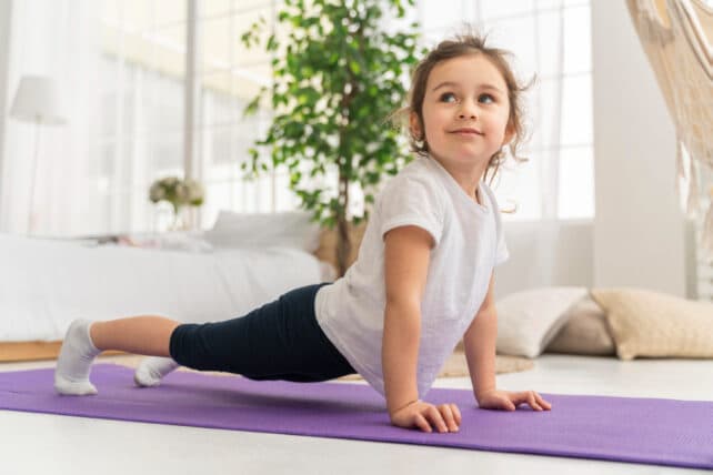 bambina che pratica yoga